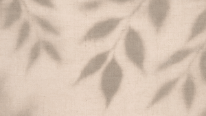 Textura suave de lino con sombras de plantas naturales.